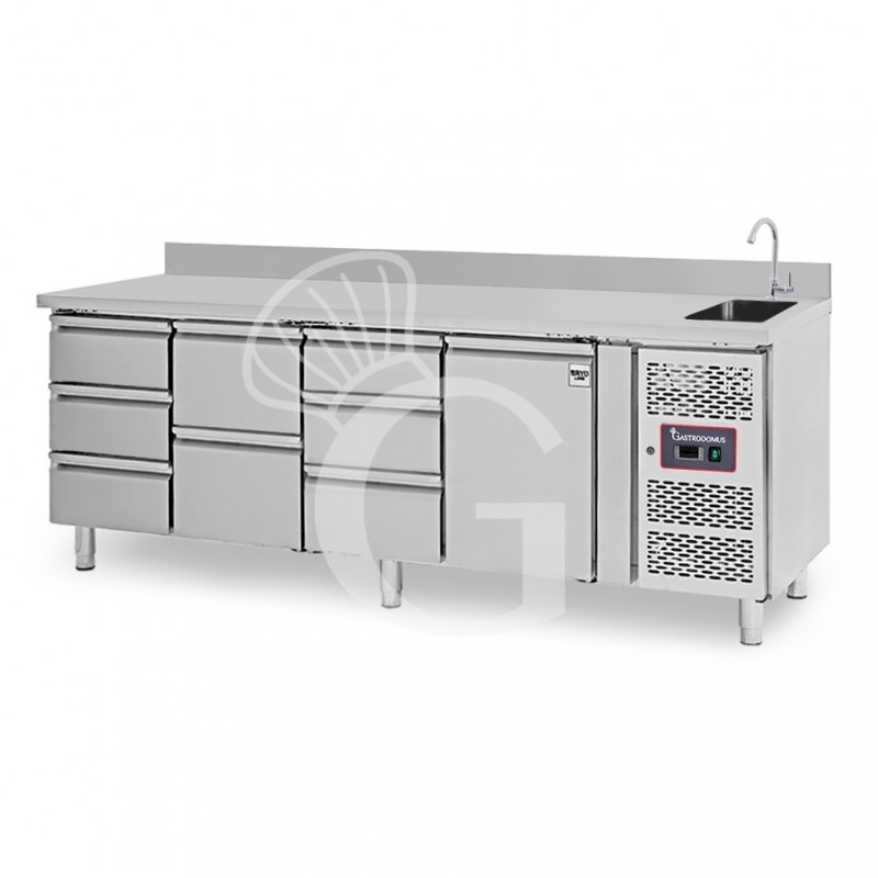 Tavolo refrigerato 8 cassetti 1 porta con lavello e alzatina, Prof. 700 mm, temp. +2°C/+8°C, completo di rubinetto