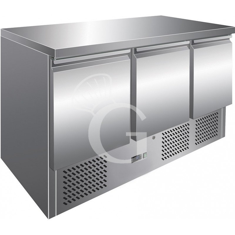 Saladette 3 porte con refrigerazione statica, piano in inox e temperatura +2°C/+8°C Saladette 3 porte con refrigerazione statica, piano in inox e temperatura +2°C/+8°C