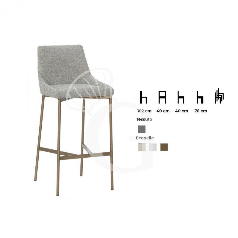 Sgabello con struttura in metallo colore ottone satinato, seduta e schienale rivestiti in tessuto o ecopelle