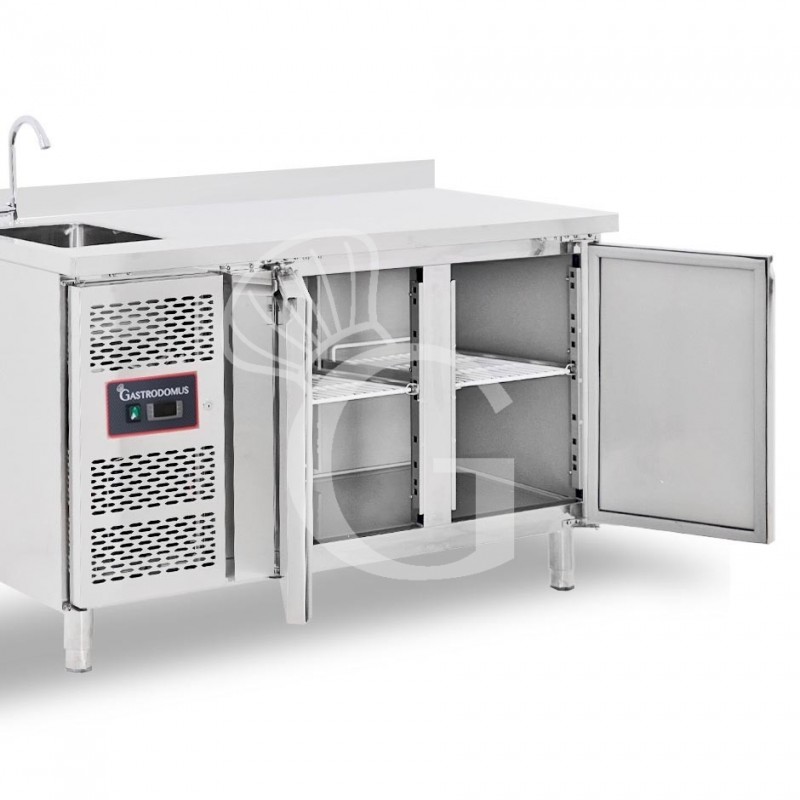 Tavolo refrigerato 2 porte con lavello e alzatina, motore a sinistra,Prof. 700 mm,temp +2°C/+8°C, completo di rubinetto