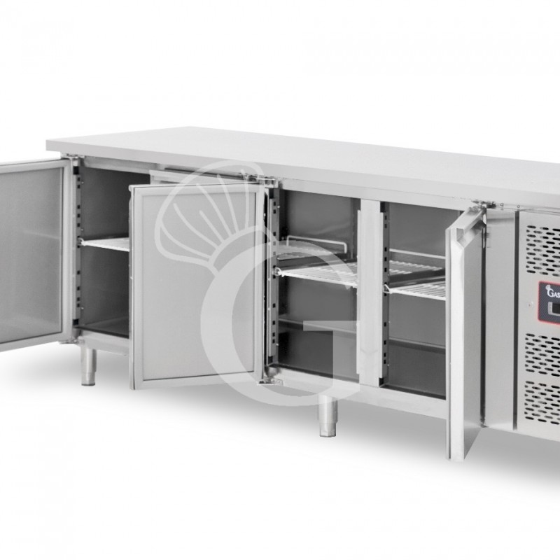 Tavolo refrigerato 4 porte con lavello,motore a destra,Prof. 700 mm,temp +2°C/+8°C, completo di rubinetto classe energetica D
