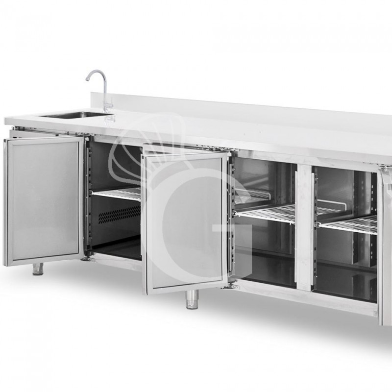Tavolo refrigerato 4 porte con lavello e alzatina,motore a sinistra,Prof. 700 mm,temp +2°C/+8°C, completo di rubinetto