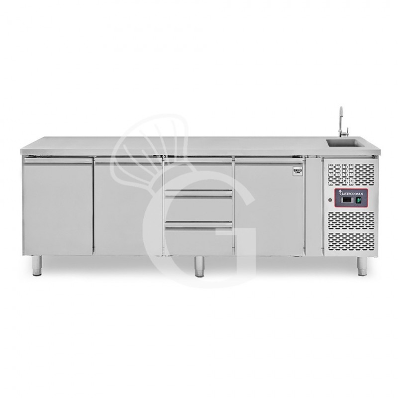 Tavolo refrigerato 3 cassetti 3 porte con lavello, Prof. 700 mm, temp. +2°C/+8°C, completo di rubinetto