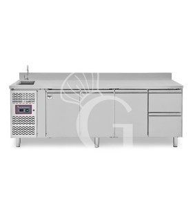 Tavolo refrigerato 2 cassetti a destra, 3 porte, lavello, rubinetto e alzatina, motore a sinistra, P 700 mm, +2°C/+8°C
