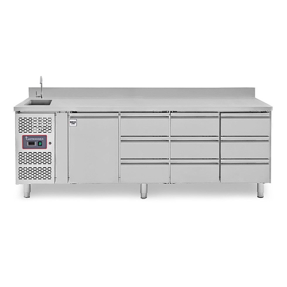 Tavolo refrigerato 9 cassetti 1 porta con lavello e alzatina,motore a sinistra Prof. 700 mm, temp. +2°C/+8°C, con rubinetto