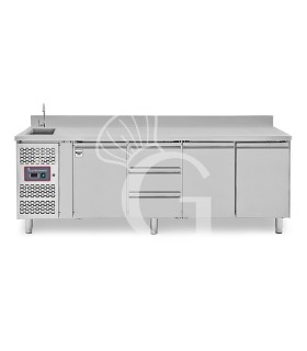 Tavolo refrigerato 3 cassetti 3 porte con lavello e alzatina,motore a sinistra Prof. 700 mm, temp. +2°C/+8°C, con rubinetto