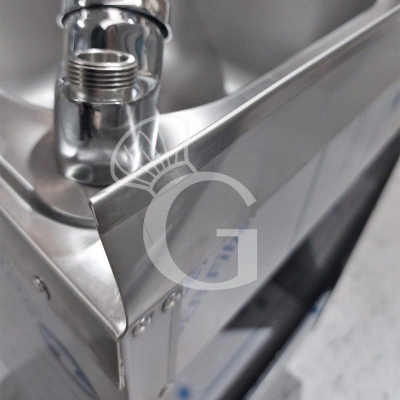 Lavamani per cucina in acciaio inox su mobile con porta battente e miscelatore per acqua calda e fredda