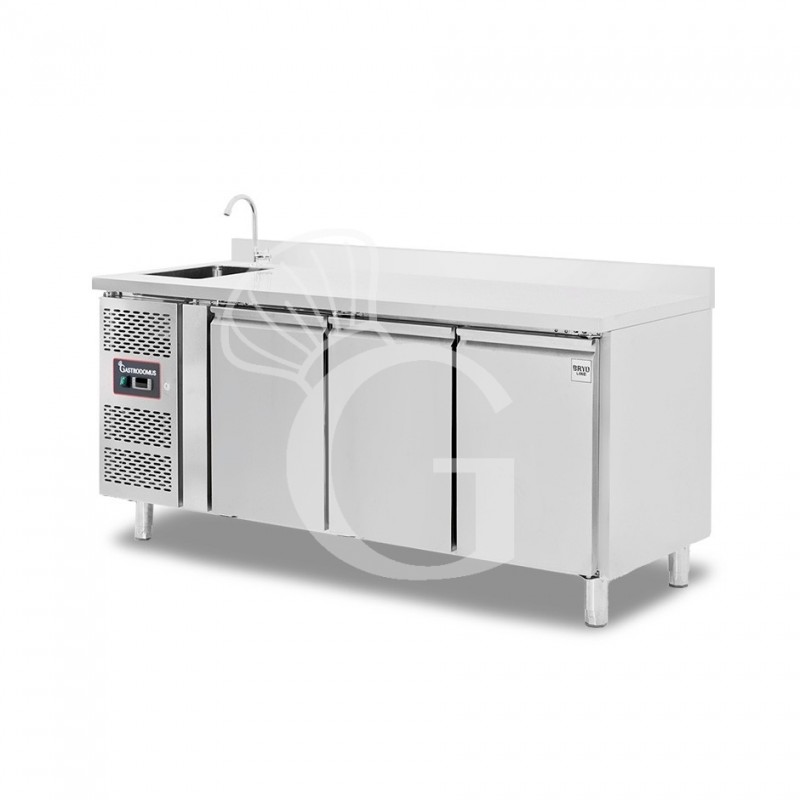 Tavolo refrigerato 3 porte con lavello e alzatina, motore a sinistra, P 700 mm, temp +2°C/+8°C, completo di rubinetto