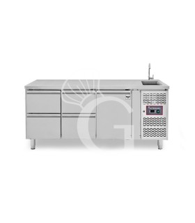 Tavolo refrigerato 4 cassetti 1 porta con lavello e alzatina, Prof. 700 mm, temp. +2°C/+8°C, completo di rubinetto