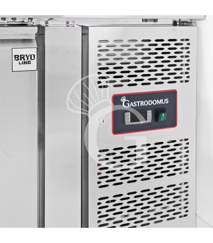 Tavolo refrigerato 4 cassetti 1 porta con lavello e alzatina, Prof. 700 mm, temp. +2°C/+8°C, completo di rubinetto