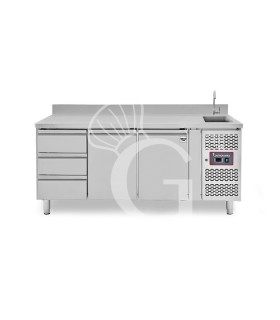 Tavolo refrigerato 3 cassetti a sinistra, 2 porte, lavello, rubinetto e alzatina, P 700 mm, +2°C/+8°C