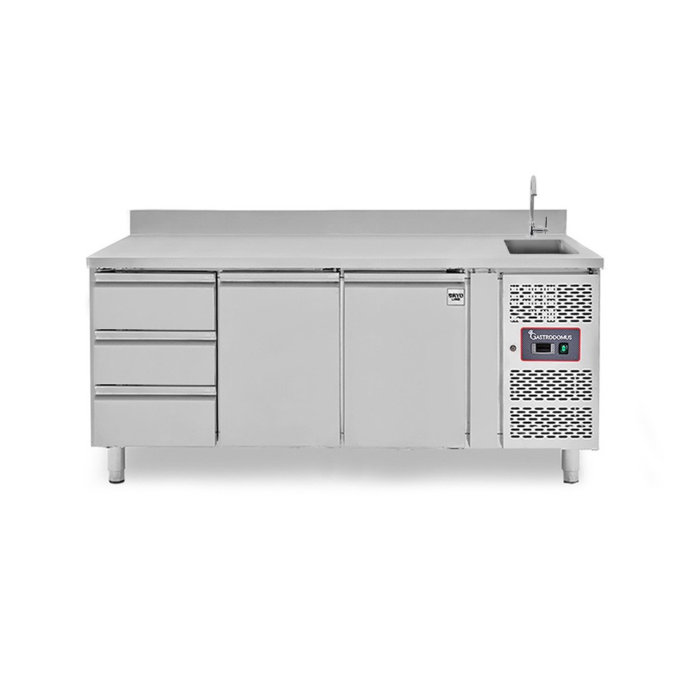 Tavolo refrigerato 3 cassetti a sinistra, 2 porte, lavello, rubinetto e alzatina, P 700 mm, +2°C/+8°C