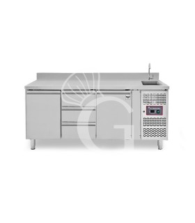 Tavolo refrigerato 3 cassetti centrali, 2 porte, lavello, rubinetto e alzatina, P 700 mm, +2°C/+8°C