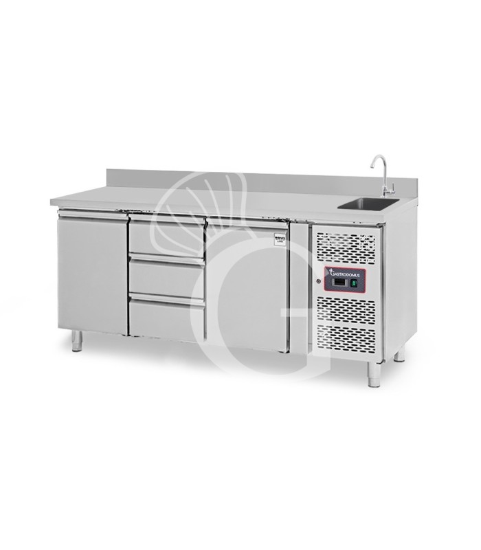 Tavolo refrigerato 3 cassetti centrali, 2 porte, lavello, rubinetto e alzatina, P 700 mm, +2°C/+8°C
