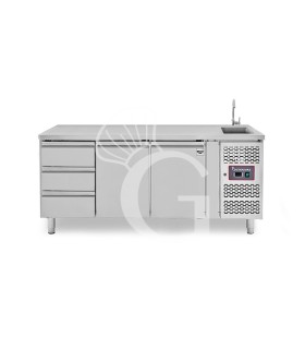 Tavolo refrigerato 3 cassetti a sinistra, 2 porte, lavello e rubinetto, P 700 mm, +2°C/+8°C