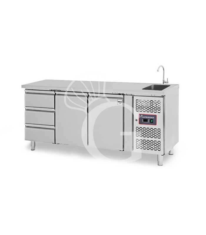 Tavolo refrigerato 3 cassetti a sinistra, 2 porte, lavello e rubinetto, P 700 mm, +2°C/+8°C