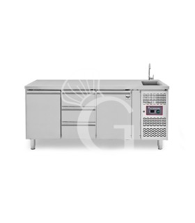 Tavolo refrigerato 3 cassetti centrali, 2 porte, lavello e rubinetto, P 700 mm, +2°C/+8°C