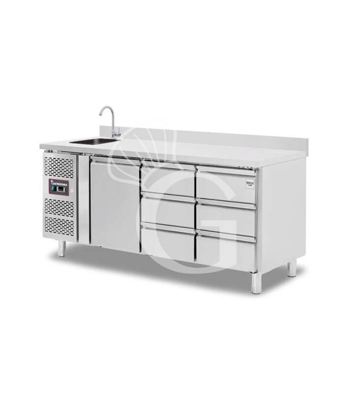 Tavolo refrigerato 6 cassetti da 1/2 a destra, 1 porta, lavello, rubinetto, alzatina,motore a sinistra, P 700 mm, +2°C/+8°C