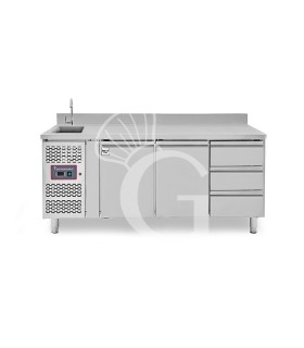 Tavolo refrigerato 3 cassetti a destra, 2 porte, lavello, rubinetto e alzatina, motore a sinistra P 700 mm, +2°C/+8°C