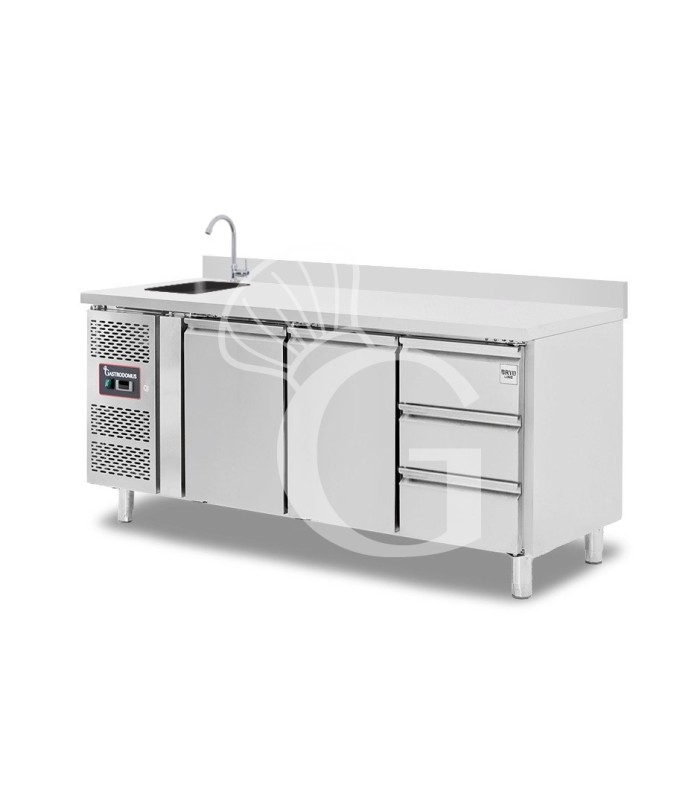 Tavolo refrigerato 3 cassetti a destra, 2 porte, lavello, rubinetto e alzatina, motore a sinistra P 700 mm, +2°C/+8°C
