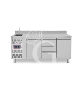 Tavolo refrigerato 3 cassetti centrali, 2 porte, lavello, rubinetto e alzatina, motore a sinistra P 700 mm, +2°C/+8°C
