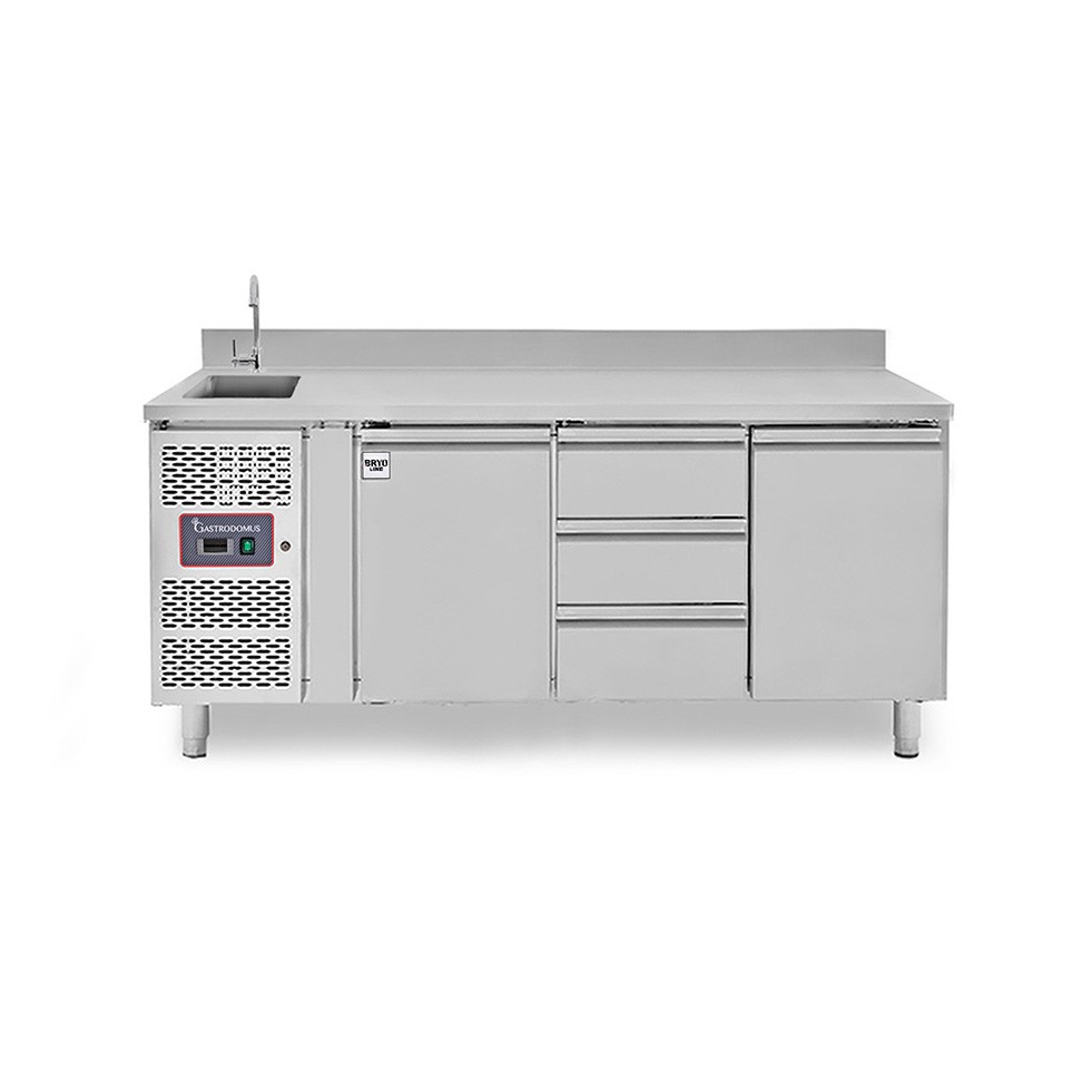 Tavolo refrigerato 3 cassetti centrali, 2 porte, lavello, rubinetto e alzatina, motore a sinistra P 700 mm, +2°C/+8°C