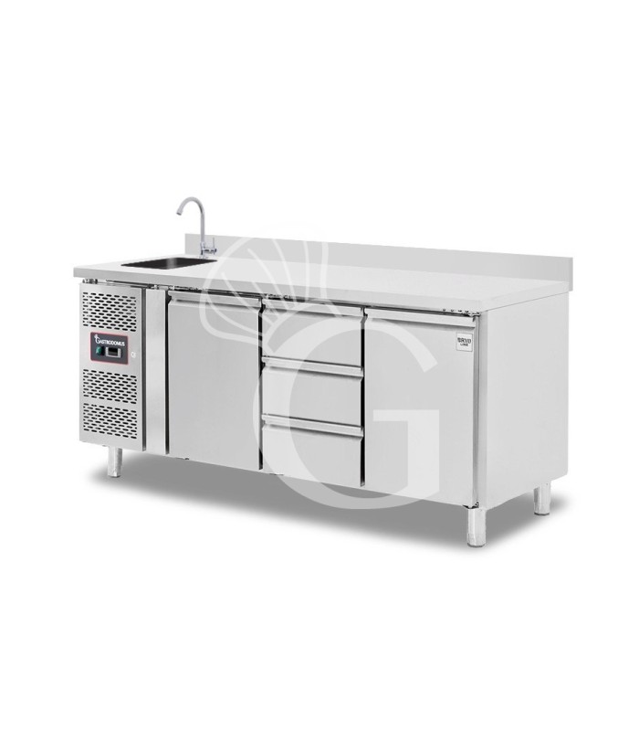 Tavolo refrigerato 3 cassetti centrali, 2 porte, lavello, rubinetto e alzatina, motore a sinistra P 700 mm, +2°C/+8°C