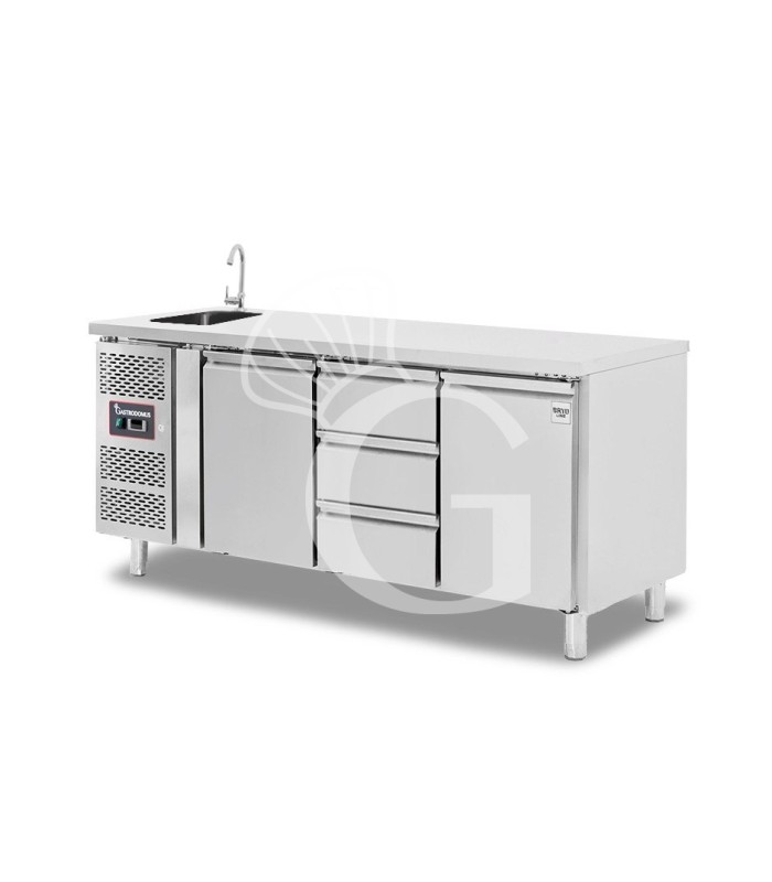 Tavolo refrigerato 3 cassetti centrale, 2 porte, lavello, rubinetto, motore a sinistra, P 700 mm, +2°C/+8°C