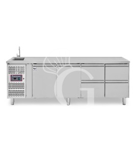 Tavolo refrigerato 4 cassetti 2 porta con lavello,motore a sinistra Prof. 700 mm, temp. +2°C/+8°C, con rubinetto