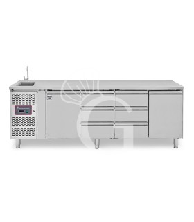 Tavolo refrigerato 6 cassetti centrali, 2 porte, lavello, rubinetto, motore a sinistra, P 700 mm, +2°C/+8°C