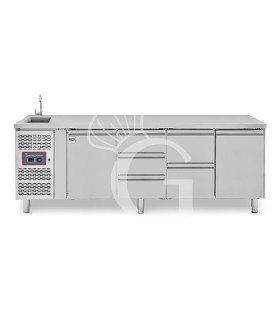 Tavolo refrigerato 5 cassetti centrali, 2 porte, lavello e rubinetto, motore a sinistra P 700 mm, +2°C/+8°C