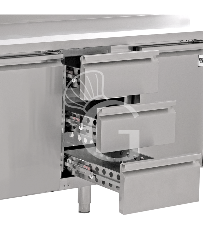 Tavolo refrigerato 3 cassetti centrale destro, 3 porte, lavello e rubinetto, motore a sinistra, P 700 mm, +2°C/+8°C