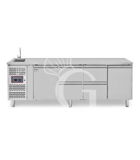 Tavolo refrigerato 4 cassetti, 2 porte, lavello e rubinetto, motore a sinistra, P 700 mm, +2°C/+8°C
