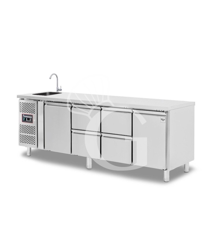 Tavolo refrigerato 4 cassetti, 2 porte, lavello e rubinetto, motore a sinistra, P 700 mm, +2°C/+8°C