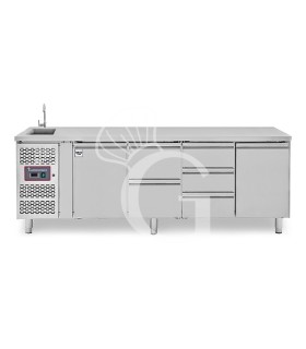 Tavolo refrigerato 5 cassetti 2+3 centrali, 2 porte, lavello, rubinetto, motore a sinistra P 700 mm, +2°C/+8°C