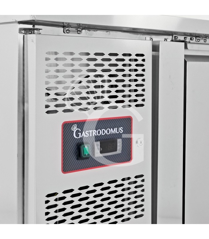 Tavolo refrigerato 5 cassetti 2+3 a destra, 2 porte, lavello, rubinetto, motore a sinistra P 700 mm, +2°C/+8°C