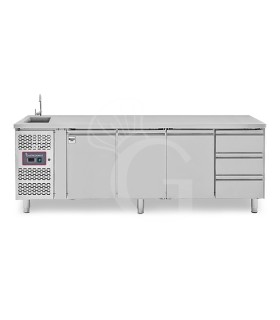 Tavolo refrigerato 3 cassetti a destra, 3 porte, lavello, rubinetto, motore a sinistra, P 700 mm, +2°C/+8°C