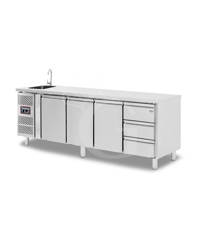 Tavolo refrigerato 3 cassetti a destra, 3 porte, lavello, rubinetto, motore a sinistra, P 700 mm, +2°C/+8°C