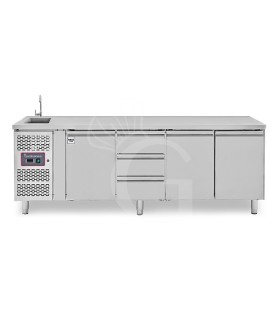 Tavolo refrigerato 3 cassetti centrale sinistro,3 porte, lavello e rubinetto, motore a sinistra, P 700 mm, +2°C/+8°C