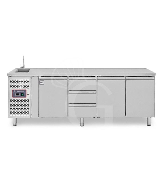 Tavolo refrigerato 3 cassetti centrale sinistro,3 porte, lavello e rubinetto, motore a sinistra, P 700 mm, +2°C/+8°C