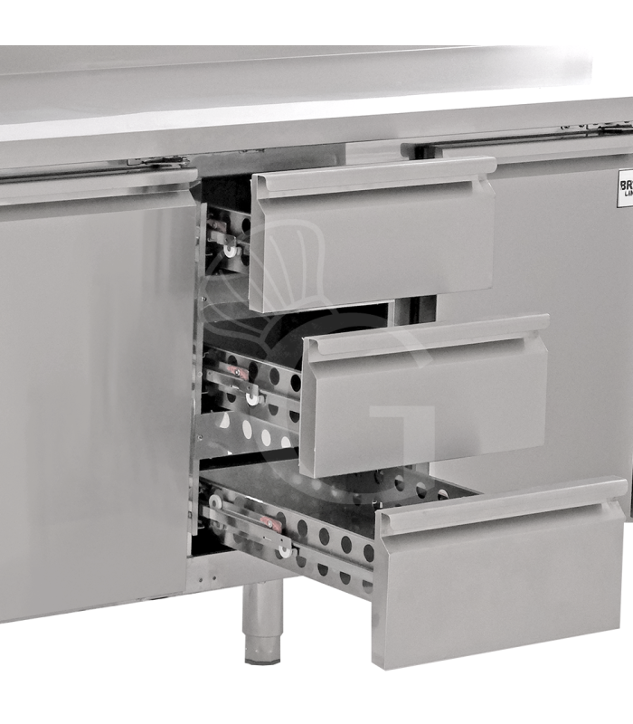 Tavolo refrigerato 3 cassetti centrale sinistro,3 porte, lavello e rubinetto, motore a sinistra, P 700 mm, +2°C/+8°C
