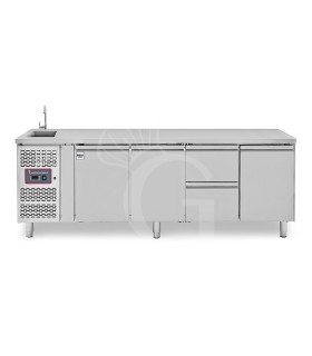 Tavolo refrigerato 2 cassetti centrale destro, 3 porte, lavello e rubinetto, motore a sinistra, P 700 mm, +2°C/+8°C