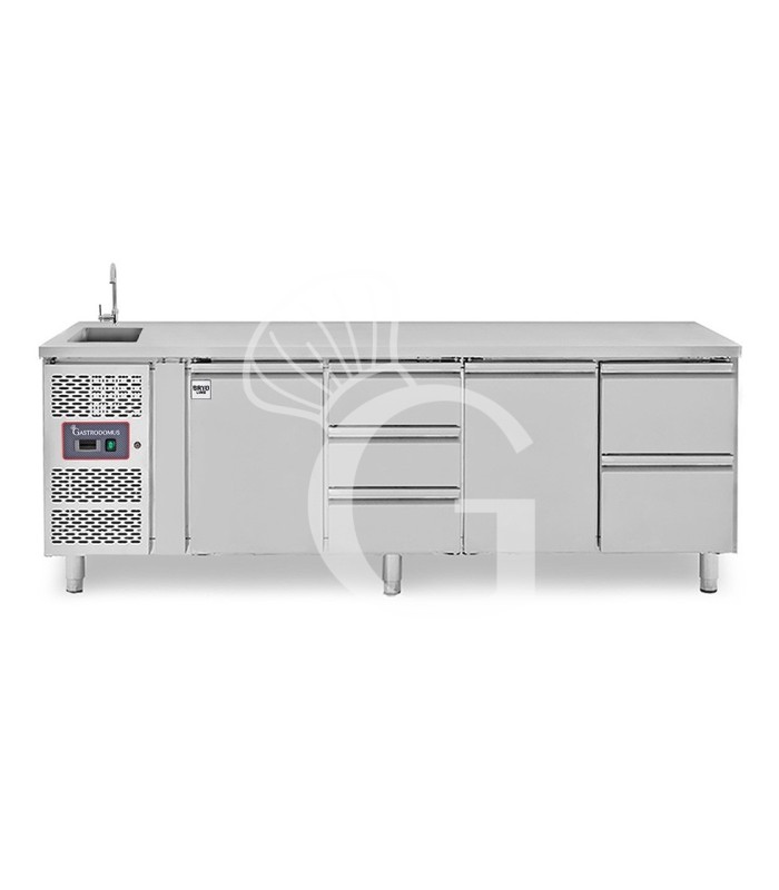 Tavolo refrigerato 5 cassetti + 2 porte alternati, lavello, rubinetto, motore a sinistra P 700 mm, +2°C/+8°C