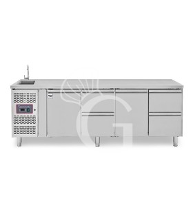 Tavolo refrigerato 4 cassetti, 2 porte, lavello e rubinetto, motore a sinistra, P 700 mm, +2°C/+8°C