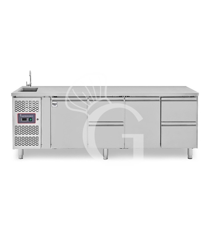 Tavolo refrigerato 4 cassetti, 2 porte, lavello e rubinetto, motore a sinistra, P 700 mm, +2°C/+8°C