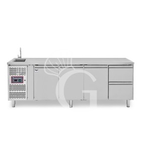 Tavolo refrigerato 2 cassetti a destra, 3 porte, lavello e rubinetto, motore a sinistra, P 700 mm, +2°C/+8°C