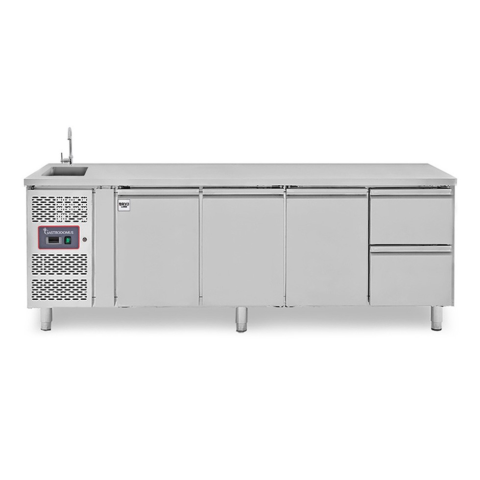 Tavolo refrigerato 2 cassetti a destra, 3 porte, lavello e rubinetto, motore a sinistra, P 700 mm, +2°C/+8°C
