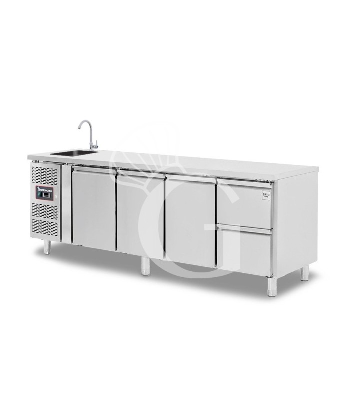 Tavolo refrigerato 2 cassetti a destra, 3 porte, lavello e rubinetto, motore a sinistra, P 700 mm, +2°C/+8°C