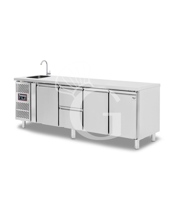 Tavolo refrigerato 2 cassetti centrale sinistro, 3 porte, lavello e rubinetto, motore a sinistra, P 700 mm, +2°C/+8°C