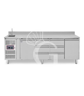Tavolo refrigerato 6 cassetti centrali, 2 porte, lavello, rubinetto, alzatina, motore a sinistra, P 700 mm, +2°C/+8°C